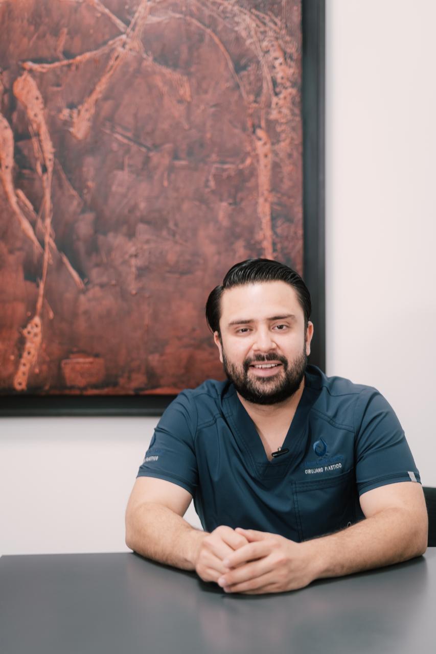 Dr. Marcos Gonz&aacute;lez Landeros en consulta